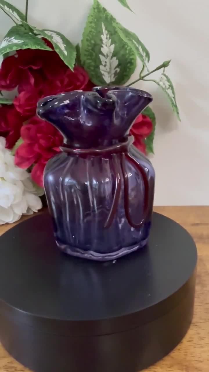 アンティーク　アメジスト　フラワーベース パープル アメリカン　美品 ヴィンテージのアメジストパープルガラスの花瓶。赤いリボンがフリルの